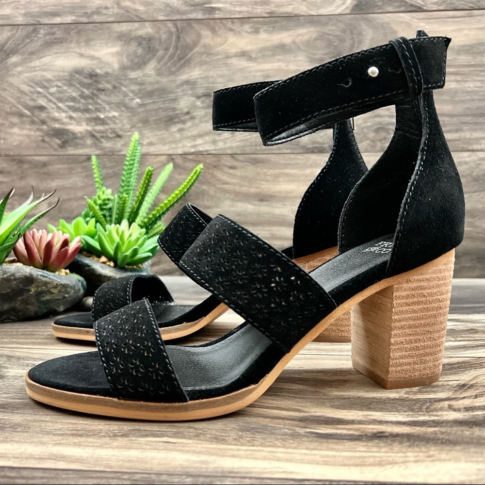 NIB Frye & Co. Bryn Ankle Strap Black Perforated Leather City Sandal Heels 8M